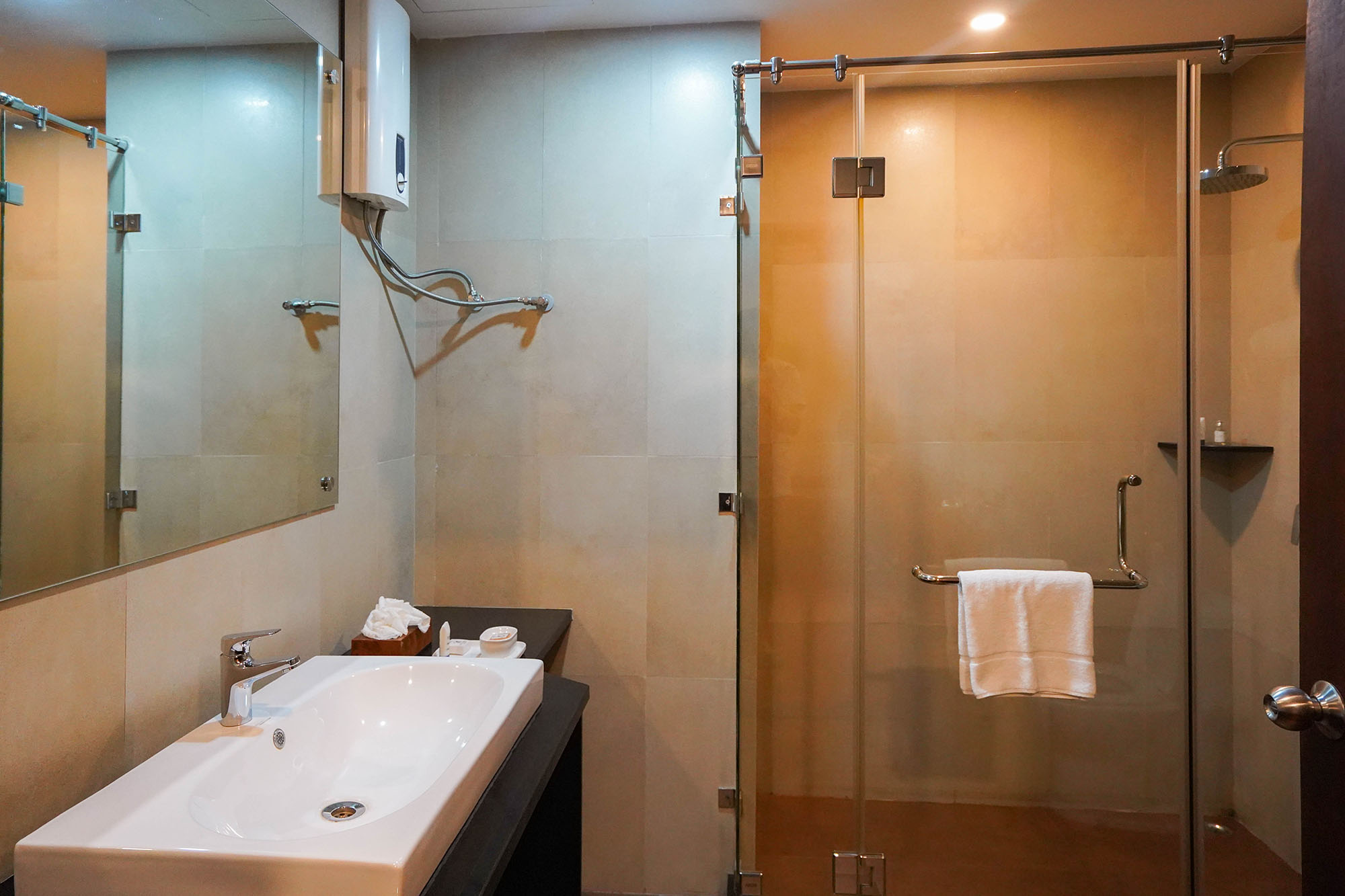 city hotel superior deluxe room2