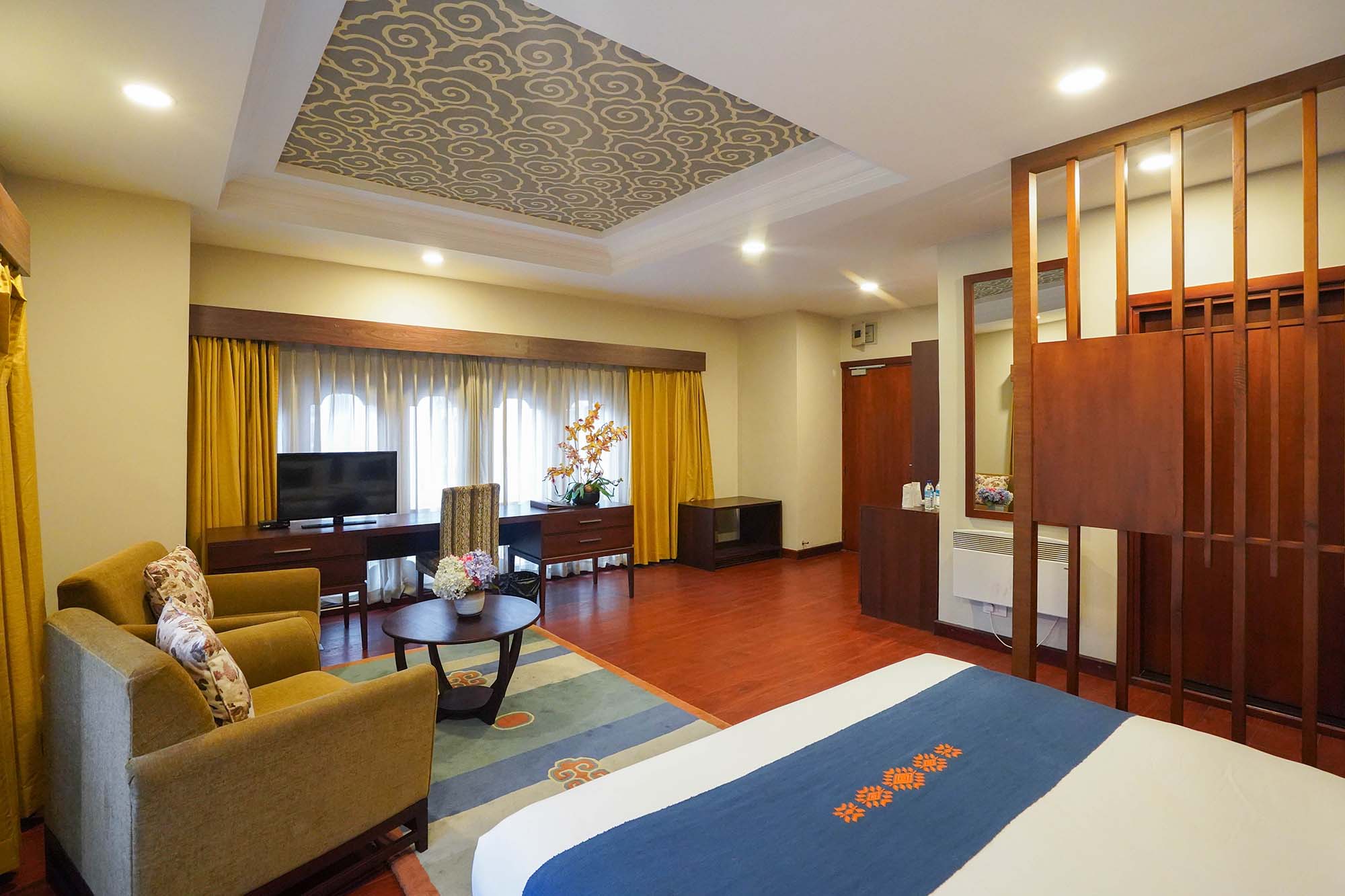 deluxe city hotel